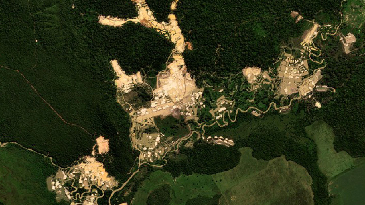 Imagem de satélite exibe vastas clareiras abertas pelo garimpo ilegal na floresta amazônica, área que concentra mais de 90% da atividade no país.