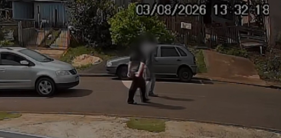 A vítima caminhava com o ex-companheiro na rua e pediu socorro para os ocupantes de um carro que estava logo atrás.