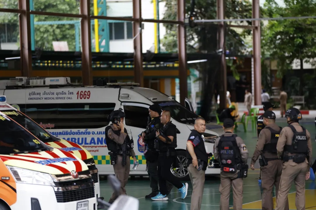 A polícia ainda informou que ao menos 23 pessoas ficaram feridas no incidente.