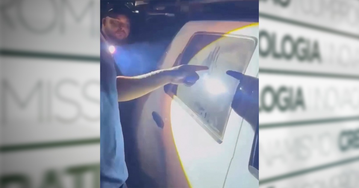 Diante do risco imediato, o policial precisou quebrar o vidro do carro para retirar a criança com segurança.