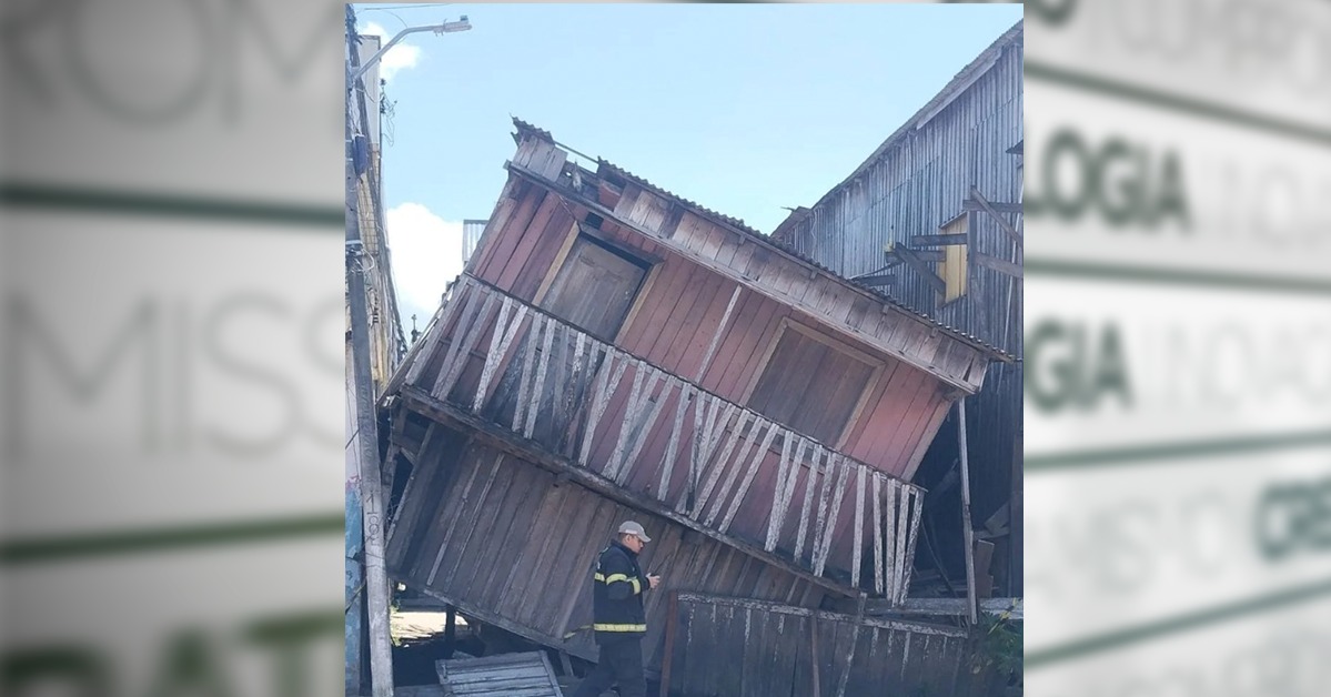 A casa de madeira tombou parcialmente na manhã desta segunda-feira (03/08) na Passagem São José, no bairro do Jurunas, em Belém