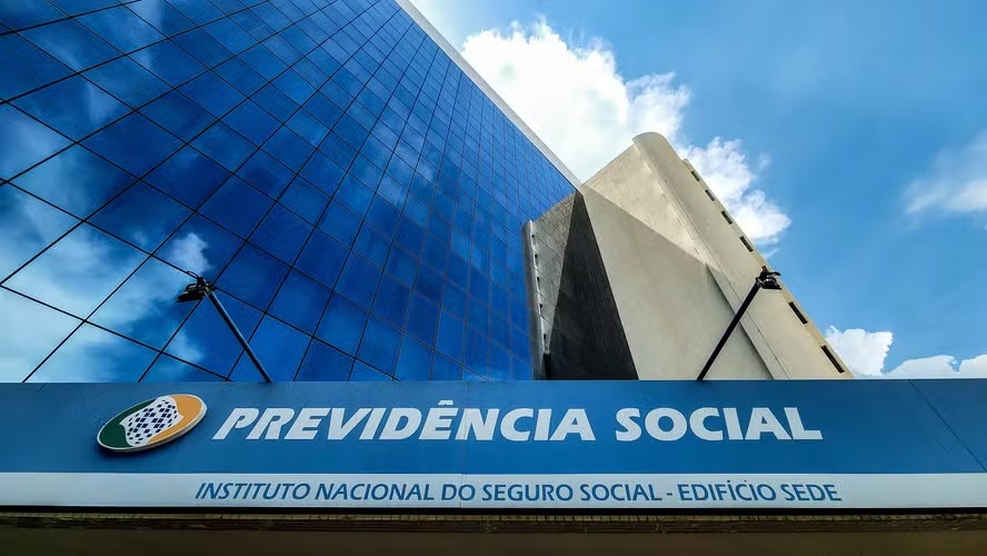 Beneficiários do INSS encerram pagamentos de julho nesta sexta, com depósitos de até R$ 8,4 mil. Confira o calendário completo e fique atento aos próximos pagamentos.