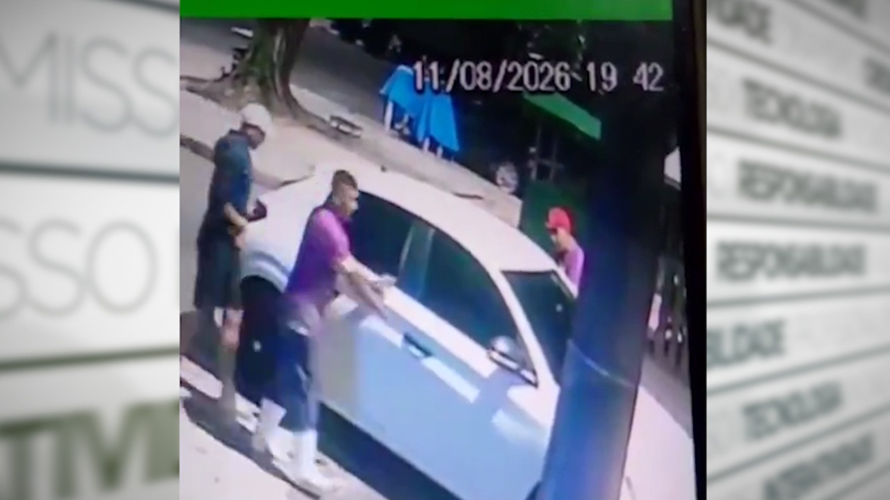 Três suspeitos renderam o motorista e fugiram no carro.