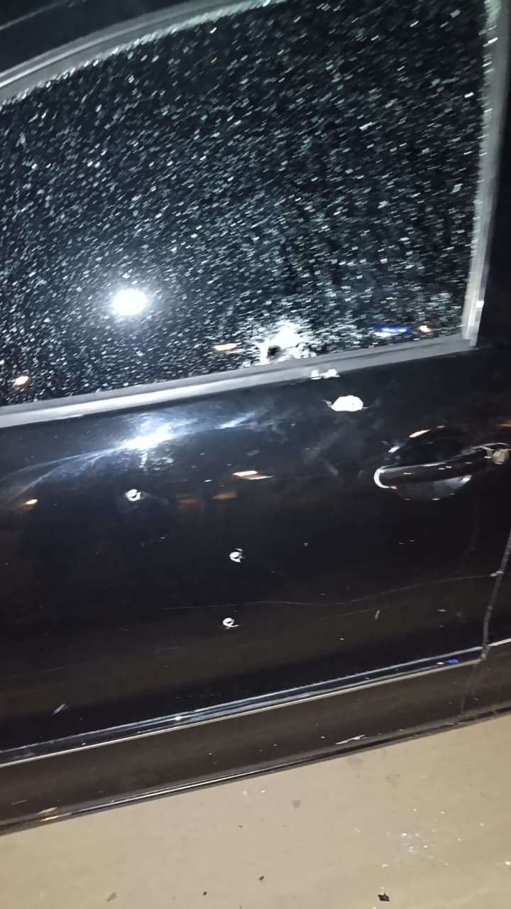 O carro do chefe de gabinete foi atingido por tiros na noite da última sexta-feira (14).