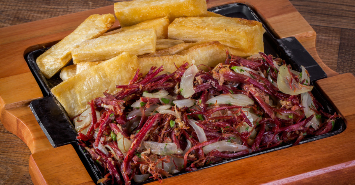 O charque acebolado combina carne curada desfiada, cebola dourada e bacon em uma receita caseira fácil de preparar e cheia de sabor.
