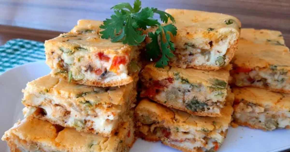 Torta de liquidificador de sardinha é uma opção prática para o almoço ou lanche, com recheio cremoso e cobertura dourada de queijo.