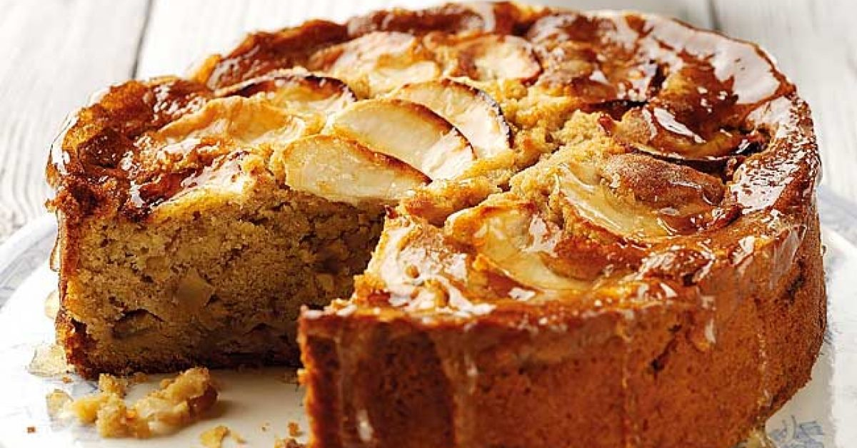 Bolo de maçã com canela combina massa fofinha, pedaços de fruta e uma cobertura crocante para acompanhar o café da tarde.