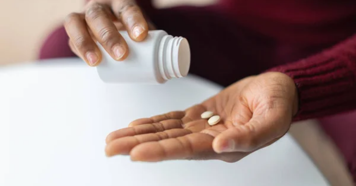 A automedicação pode provocar intoxicações, interações medicamentosas e mascarar sintomas de doenças; orientação profissional ajuda a reduzir os riscos do uso inadequado de remédios.