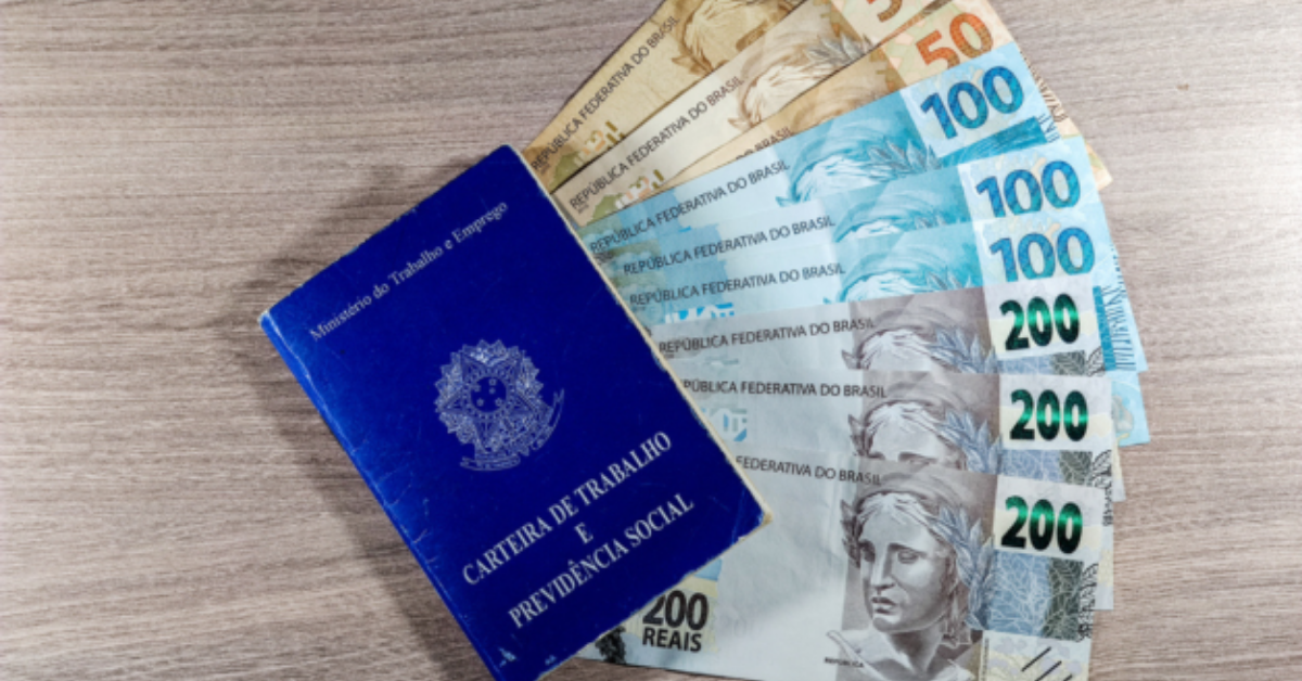 O 13º salário proporcional é calculado conforme os meses trabalhados, e a data de contratação pode influenciar diretamente o valor do benefício.