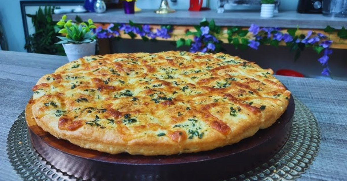 Pizza de pão de alho na frigideira é uma opção prática para preparar um lanche rápido e cheio de sabor em casa.