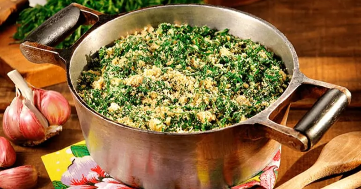 Farofa de couve é uma receita de inspiração mineira que combina couve refogada, alho e farofa em um acompanhamento simples e saboroso.