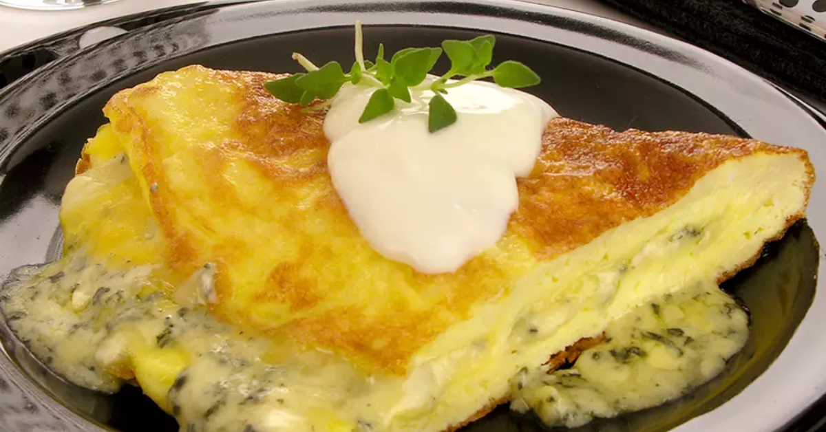 A omelete é uma opção prática para o almoço e pode ser preparada com recheios variados, como frango, legumes, queijos e peito de peru.