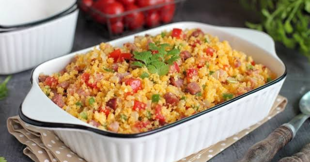 Cuscuz nordestino recheado com bacon, calabresa e legumes é opção saborosa para o café da manhã ou jantar.