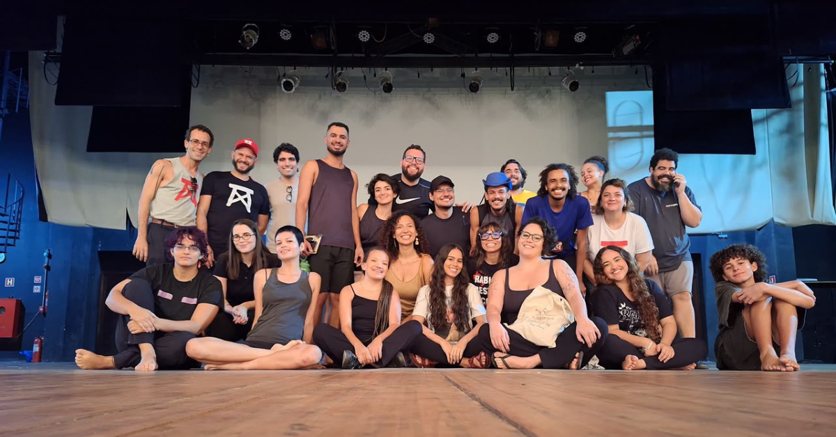 Grupo Magiluth promove oficina gratuita de artes cênicas em Belém, com formação em direção, dramaturgia, interpretação e produção.