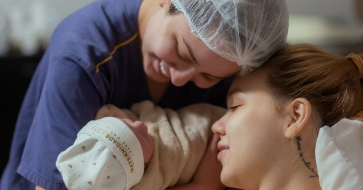 Mari Fernandez e Julia Ribeiro celebram o nascimento da filha Isabela, que chegou ao mundo nesta quinta-feira (1º); filha de Mari Fernandez nasceu após fertilização in vitro e emocionou as mamães.