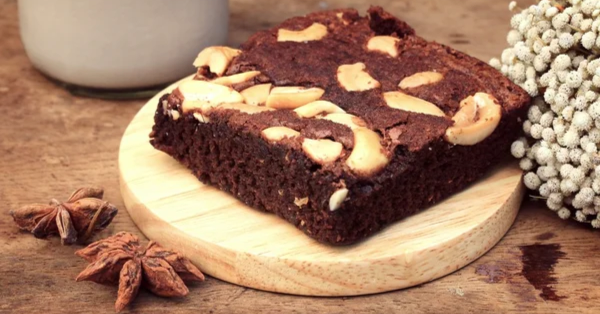 O brownie fitness de banana combina banana madura, aveia, cacau e pasta de amendoim em uma receita prática, com preparo simples e textura macia.