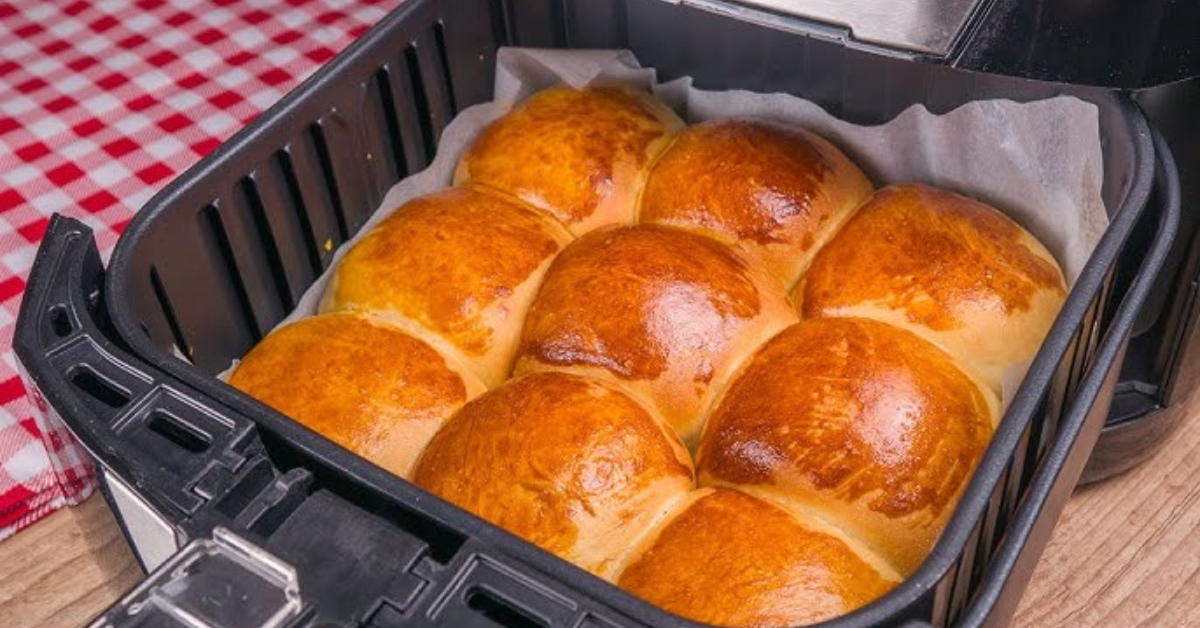 Pãozinho na air fryer leva apenas três ingredientes e fica pronto em poucos minutos para o café da manhã ou lanche.