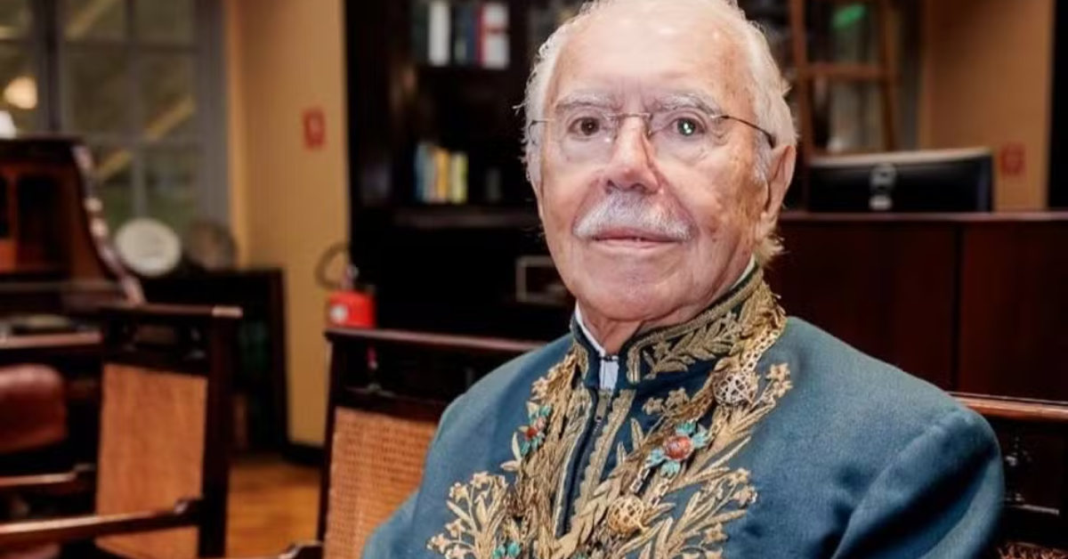 O ex-presidente José Sarney, de 96 anos, permanece internado em São Luís após cirurgia para tratar uma obstrução intestinal; quadro é considerado estável, segundo boletim médico.