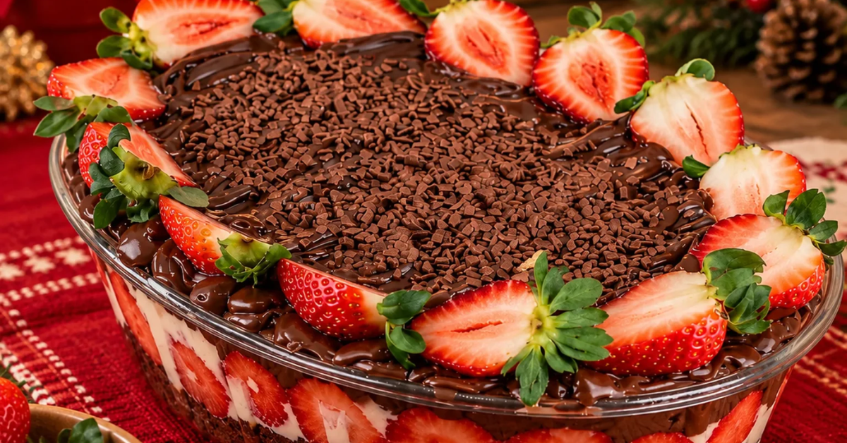 Pavê de chocolate com morangos frescos combina creme cremoso, biscoitos e raspas de chocolate em uma sobremesa fácil de preparar para o feriado.