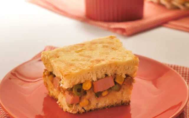 Aprenda a preparar um delicioso cachorro-quente de forno com nossa receita fácil e prática que rende 6 porções!