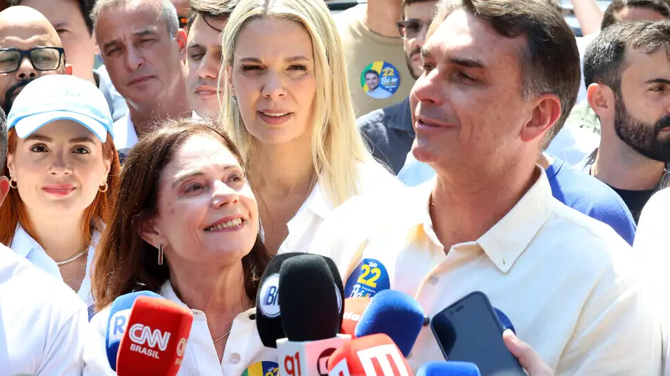 Flávio Bolsonaro confirma participação no debate da Band com Lula, marcando o primeiro confronto no segundo turno das eleições presidenciais.
