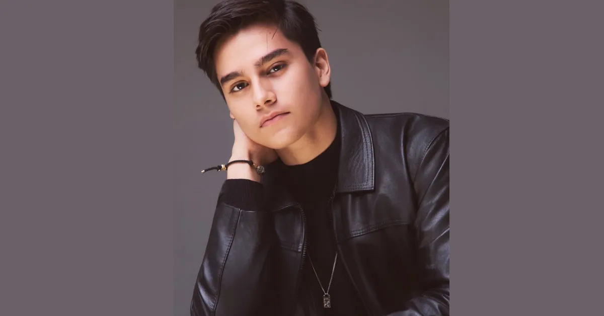 Gabriel Pompeu é jovem, canta, toca guitarra e conquista espaço na música paraense com seu jeito único de fazer brega internacional.