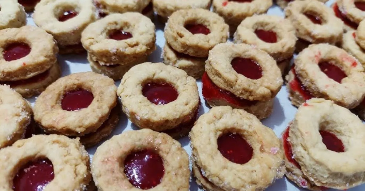 Biscoitos amanteigados com geleia são fáceis de preparar, levam poucos ingredientes e são uma opção deliciosa para servir no café ou chá da tarde.