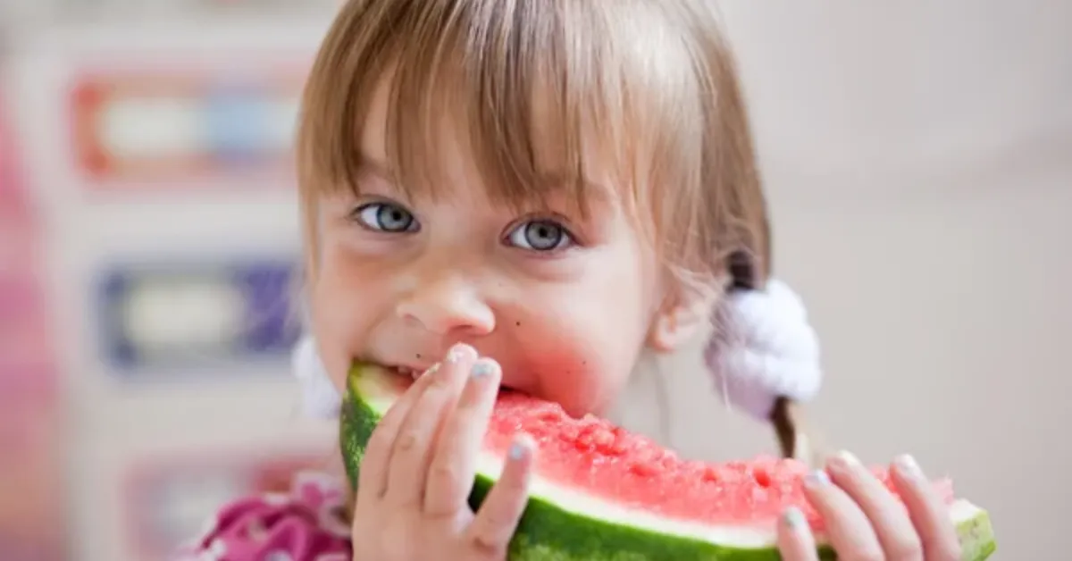 Pediatra orienta que alimentação infantil equilibrada começa com exemplo em casa e alimentos naturais no dia a dia