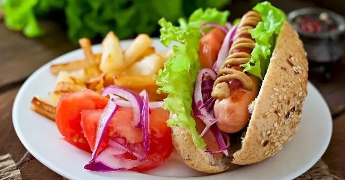 O cachorro-quente saudável pode ser preparado com cenoura, lentilha ou grão-de-bico e ganhar acompanhamentos como vegetais, abacate e molhos caseiros.