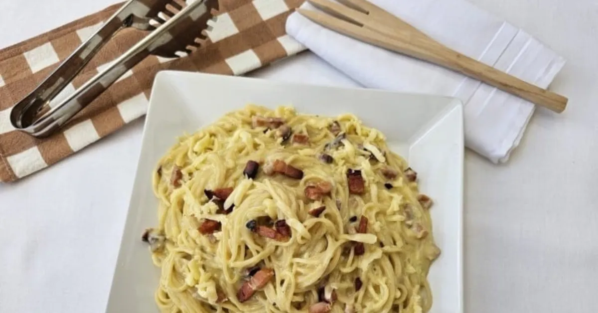 Espaguete à carbonara combina massa al dente, bacon crocante, ovos e queijo em uma receita cremosa e fácil de preparar.