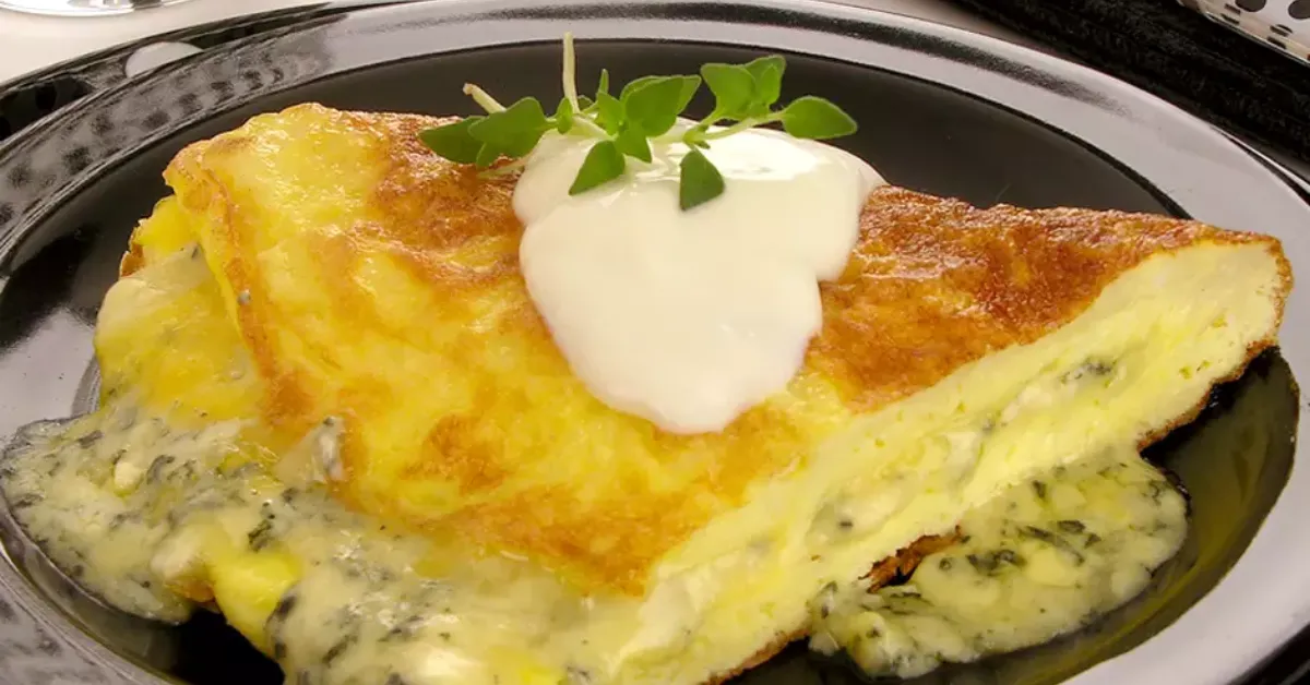 A omelete é uma opção prática para o almoço e pode ser preparada com recheios variados, como frango, legumes, queijos e peito de peru.