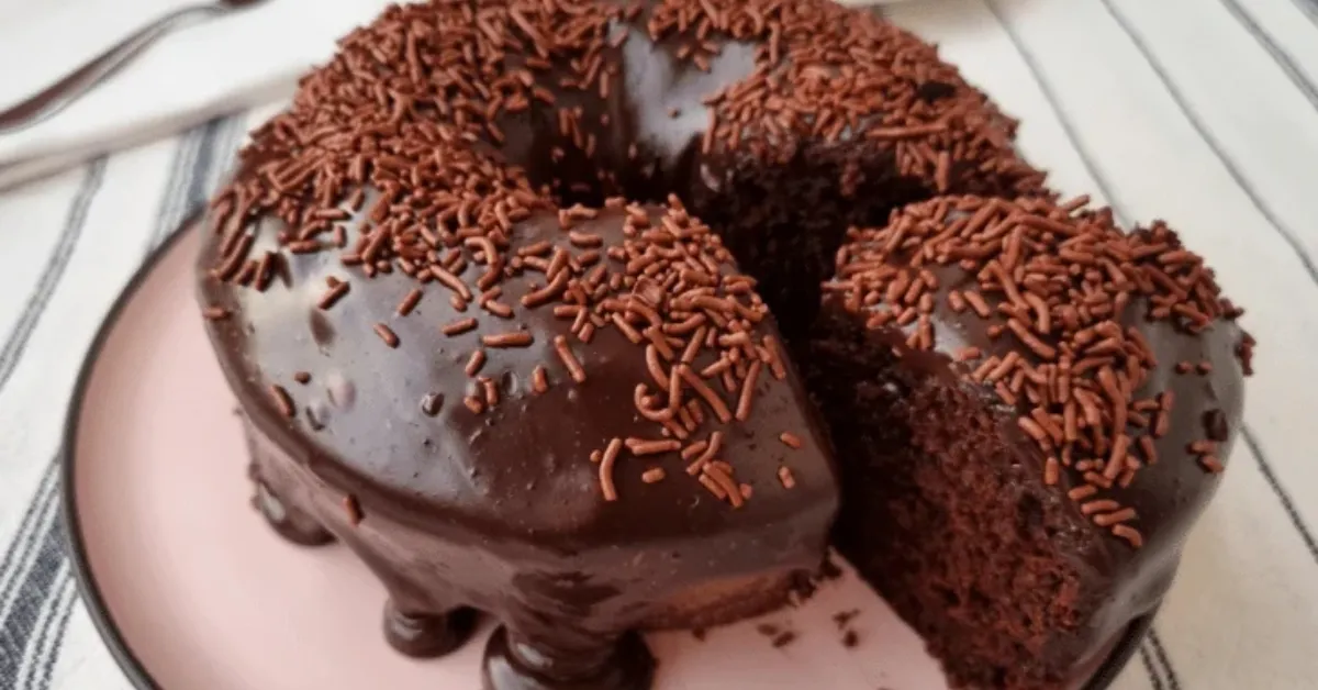 Bolo de chocolate com flocão é uma opção simples para o café da tarde e pode ser servido com calda de chocolate.