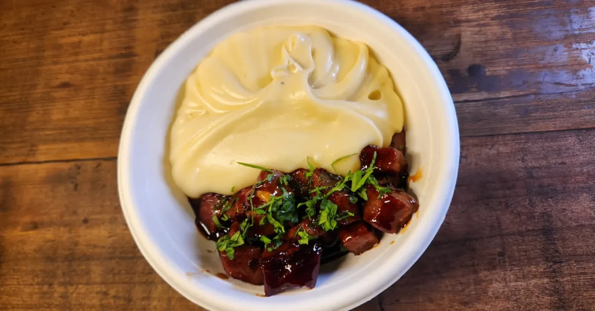 Aligot com picadinho é a receita de Alex Atala que combina purê de batata com queijos e filé-mignon em cubos.