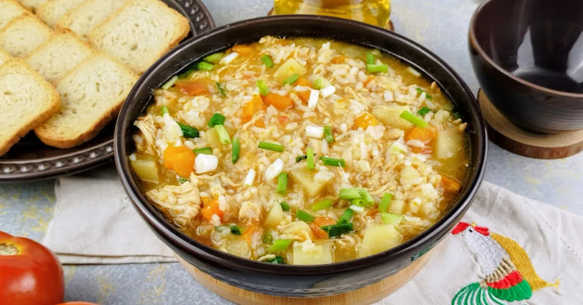 Canja de galinha com frango, arroz e legumes é uma opção leve e reconfortante; a receita rende 10 porções e fica pronta em cerca de 50 minutos.