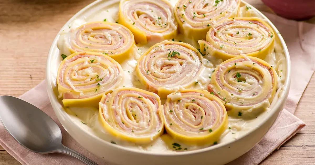 O rondelli de presunto e mussarela ganha molho branco, parmesão e salsinha antes de ir ao forno para gratinar.