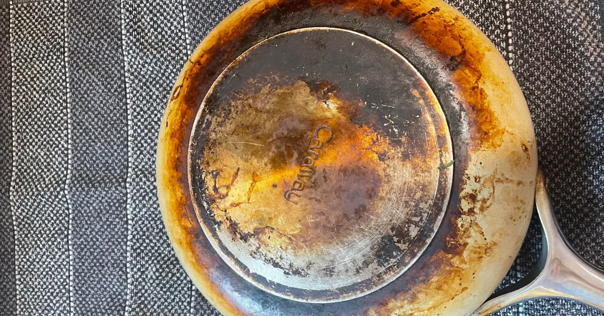 Saber como limpar panela de cerâmica queimada ajuda a remover resíduos e conservar o utensílio por mais tempo, sem danificar o revestimento.
