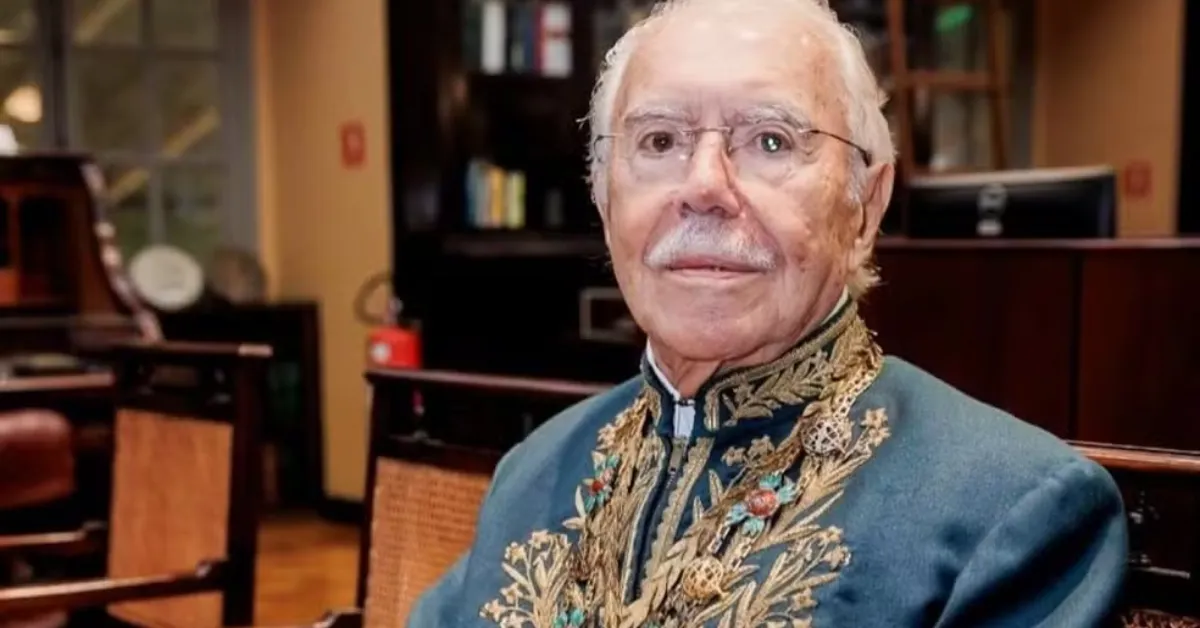 O ex-presidente José Sarney, de 96 anos, permanece internado em São Luís após cirurgia para tratar uma obstrução intestinal; quadro é considerado estável, segundo boletim médico.