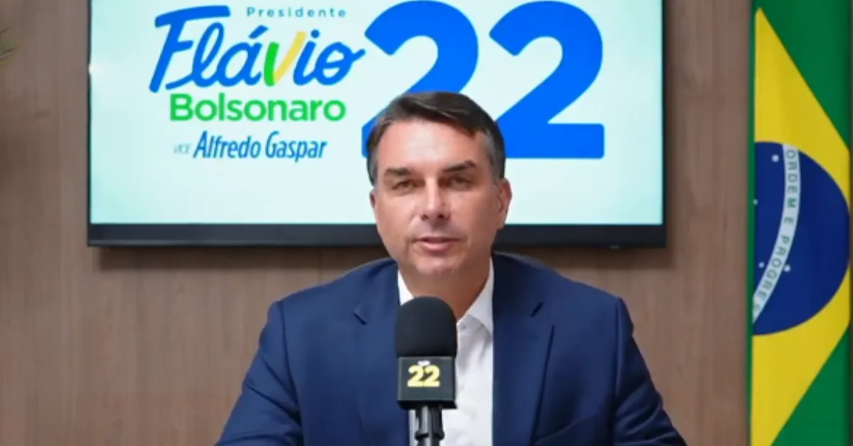 Flávio Bolsonaro afirma que Jair Bolsonaro colocará a faixa presidencial nele caso vença o segundo turno das eleições, em 25 de outubro. A declaração foi feita durante carreata em São Gonçalo, no Rio de Janeiro.