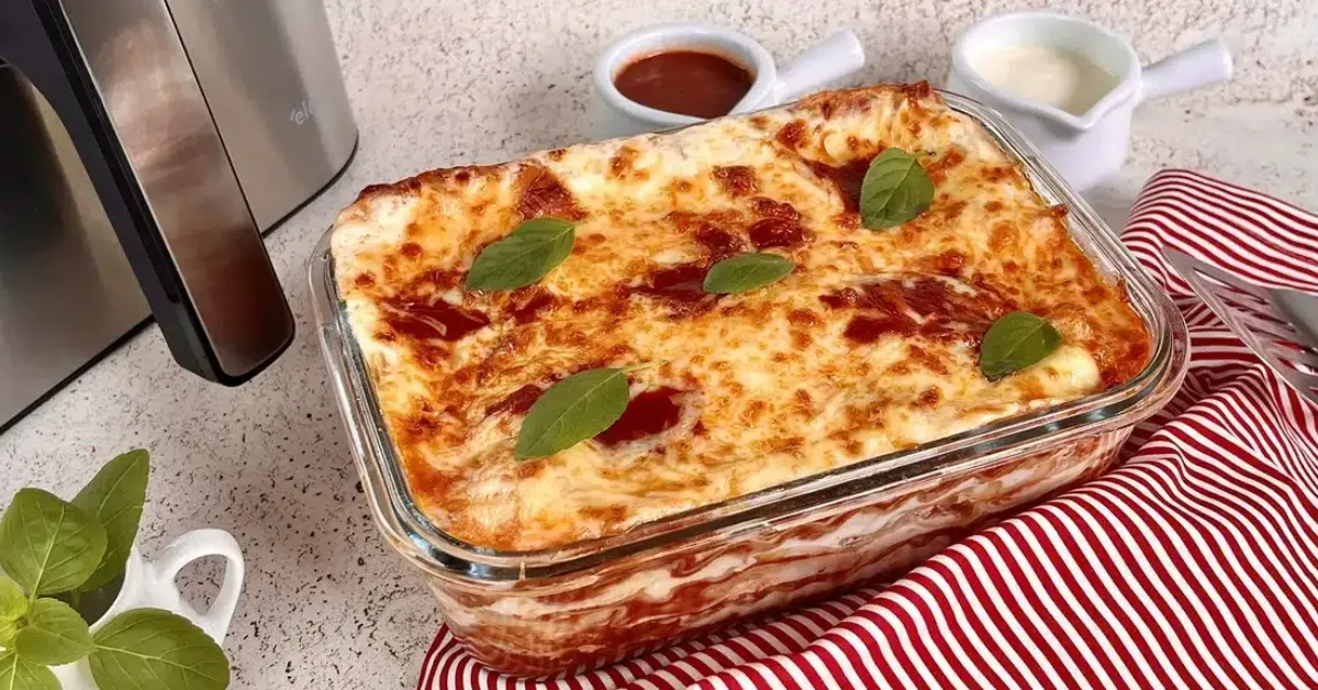 Lasanha na air fryer leva carne moída, molho de tomate, molho branco e queijo gratinado em uma receita prática para o almoço ou jantar.