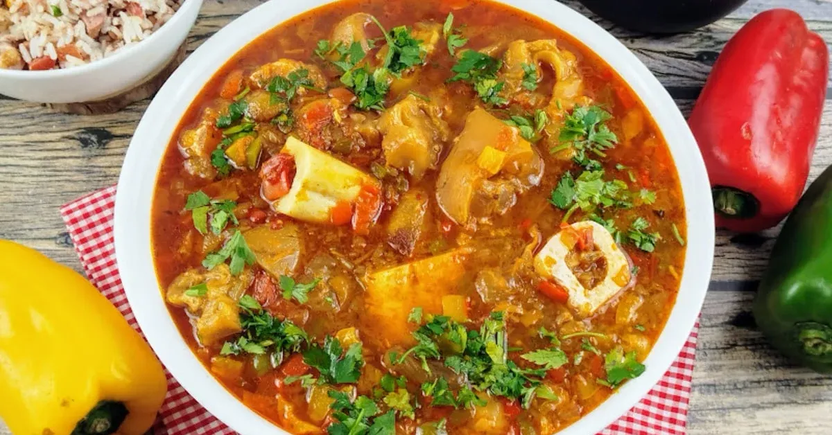 Mocotó é uma receita tradicional brasileira preparada com patas de boi, legumes e temperos. O prato se destaca pelo caldo encorpado e pelo sabor marcante; confira como fazer a versão caseira na panela de pressão.