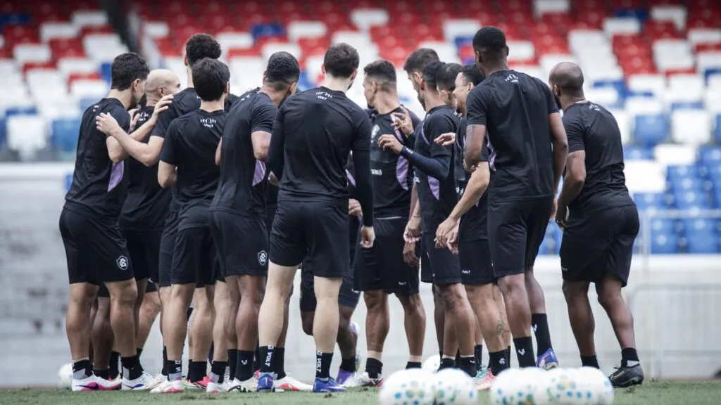 Veja quais jogadores foram relacionados pelo Remo para o desafio contra o Grêmio, incluindo o retorno do artilheiro Jajá e novidades na equipe.