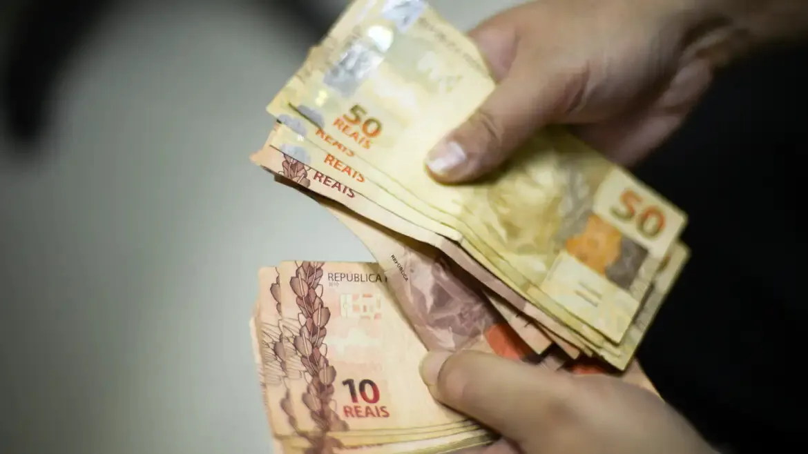 Bolsa Família: a quantia é resultado da soma do benefício básico com os adicionais previstos no programa de transferência de renda.