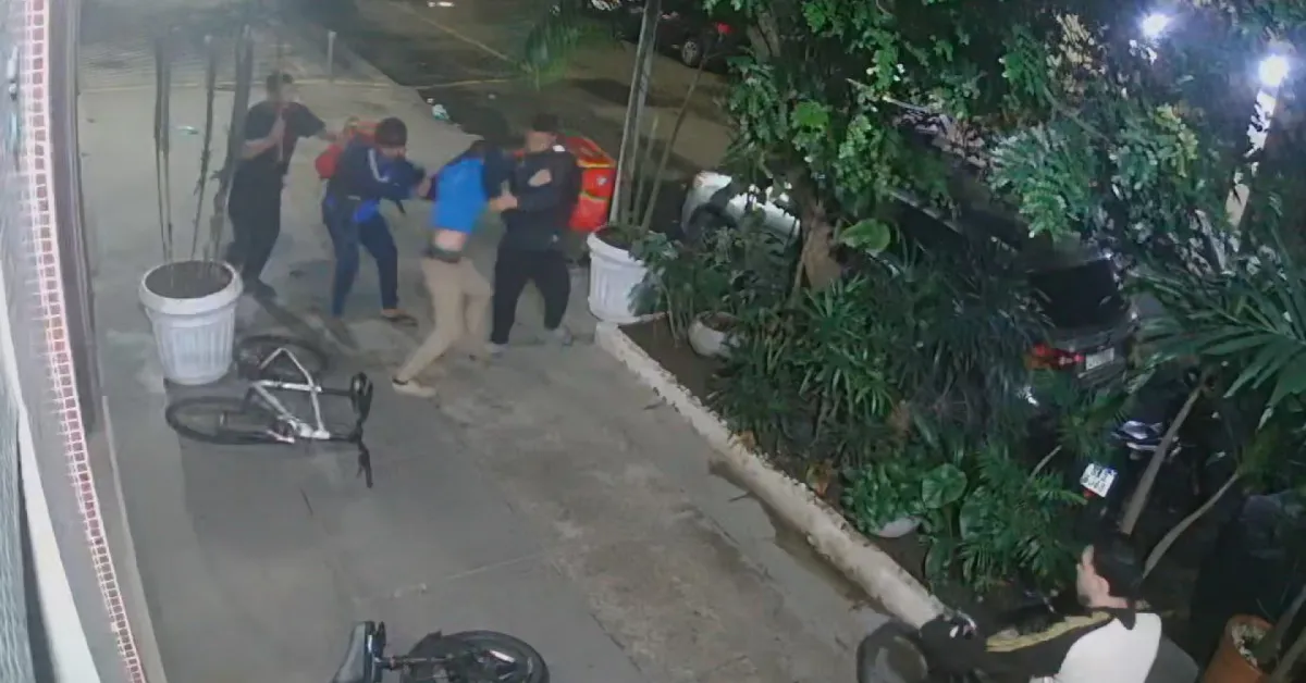 Treze pessoas foram indiciadas pela morte do ciclista Cláudio Rafael Landeiro Moreira, espancado após uma acusação de furto de bicicleta em Copacabana, no Rio de Janeiro.