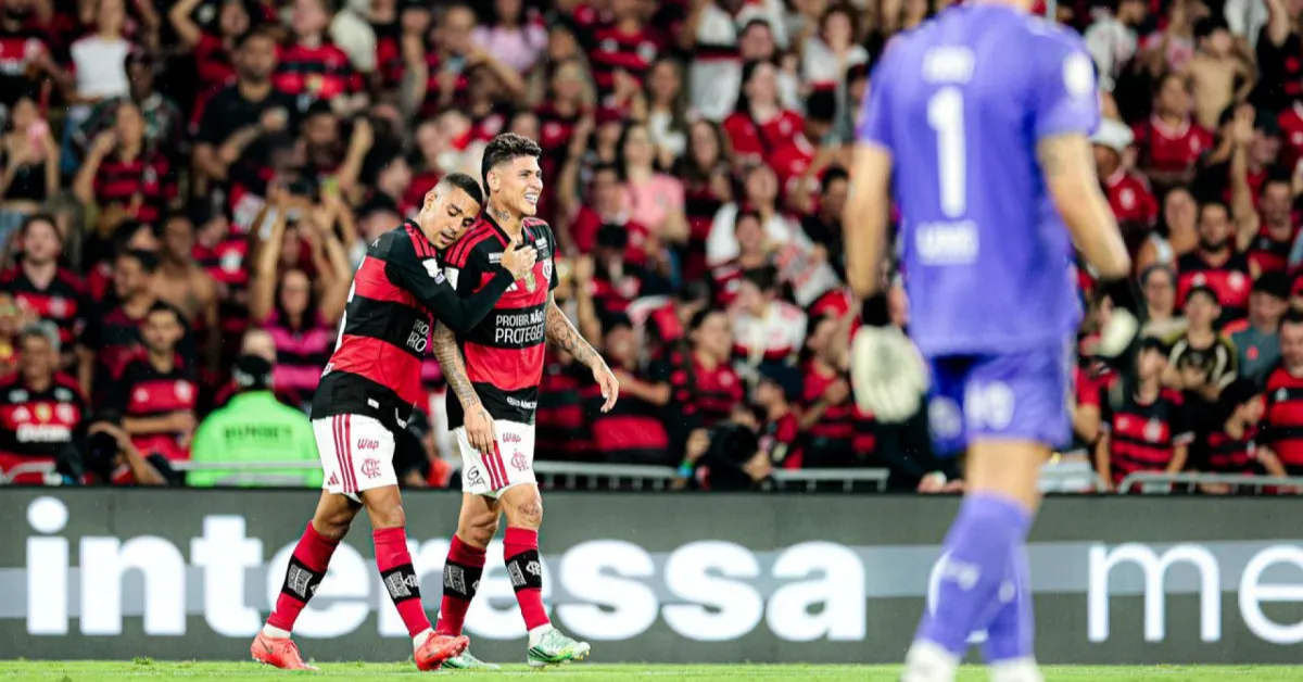 Flamengo chega a 69% de chances de conquistar o Brasileirão após vencer o Fluminense, enquanto o Palmeiras cai para 30,8%, apesar da goleada sobre o Corinthians