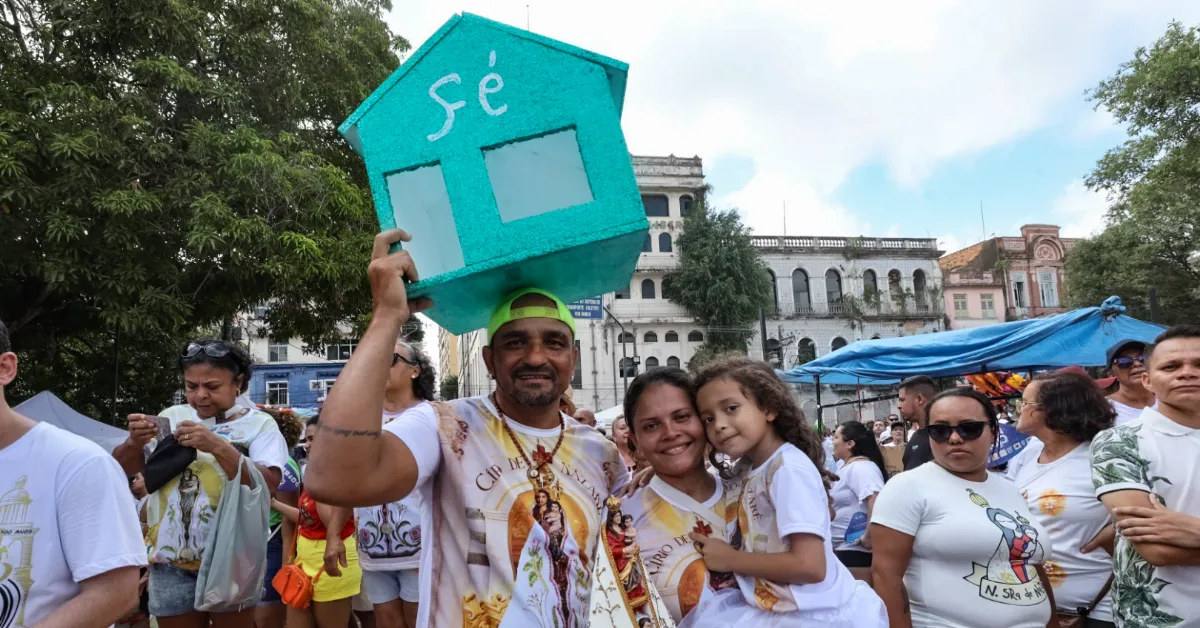 Os objetos levados pelos devotos durante a grande procissão do Círio são formas encontradas para agradecer graças alcançadas ou demonstrar pedidos feitos a Nossa Senhora de Nazaré.