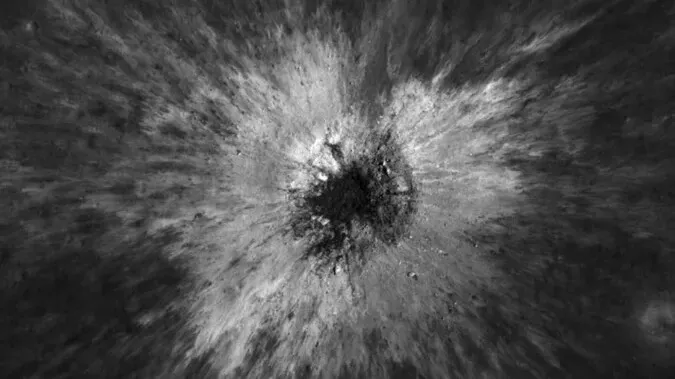 NASA identifica nova cratera lunar de 222 metros, que traz novos insights sobre impactos na superfície da Lua.