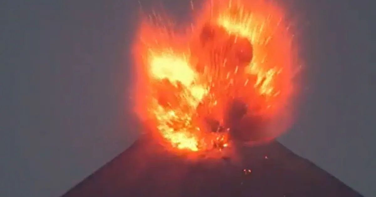 Vulcão Anak Krakatoa, na Indonésia, entra em erupção.