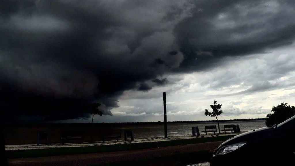 Chuva forte e risco de granizo atingem 6 estados do Brasil. Confira a previsão do tempo e os avisos do Inmet.