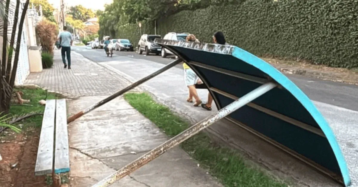 Uma mulher ficou ferida após ser atingida pela estrutura de um ponto de ônibus