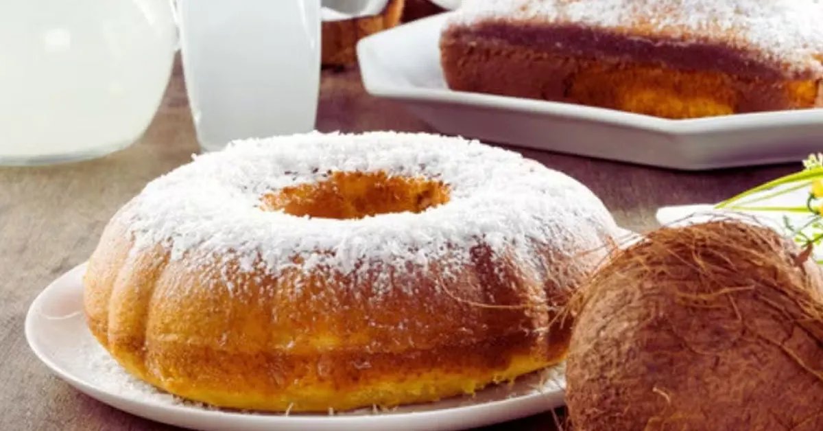 O bolo de coco com queijo é uma ótima opção para o café